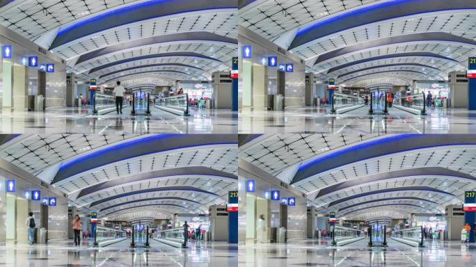 时间流逝: 香港机场出发区步行的游客人群