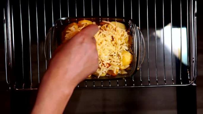 用洋葱和甜椒烤土豆，上面撒上奶酪，在烤箱里烹饪。