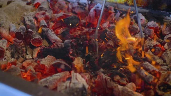 在烧烤中燃烧木煤以准备烤肉