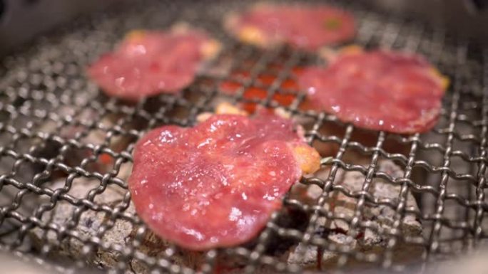 4k特写日式烤牛肉，新鲜的红色生肉，煤火，日本餐厅，主菜，吃肉爱好者，烧烤架，火焰烤，与家人共进晚餐