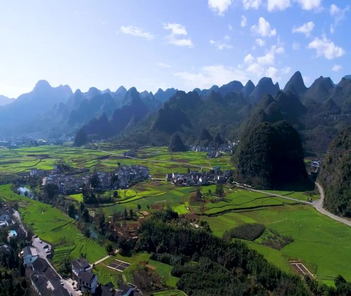 一条流经峡谷的河流 村庄和山脉的鸟瞰图 稻田鸟瞰图