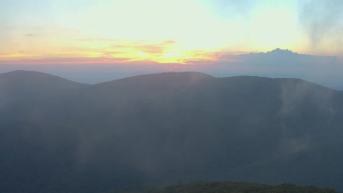 从维吉尼亚州阿默斯特县普莱森特山顶看的科尔山-夏天-日落-空中