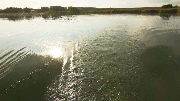 机动游艇的痕迹。游艇马达在湖上的水浪