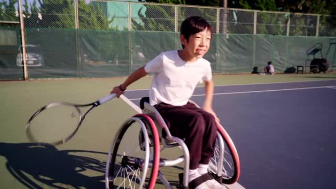 一个十几岁的网球运动员在热身的大范围跟踪镜头