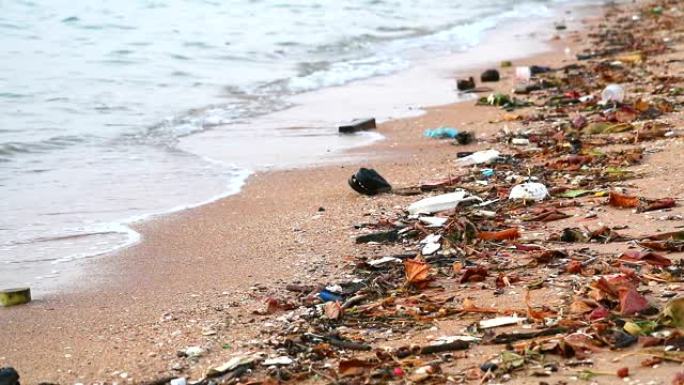 海上的日落用塑料橡胶和废物留在海滩上，海浪将它们吹入大海2