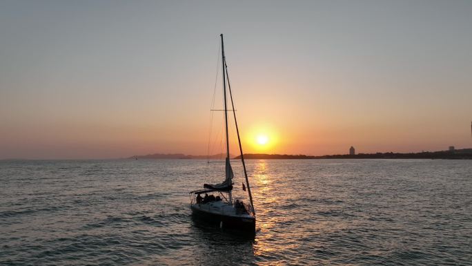 海上帆船夕阳意境视频