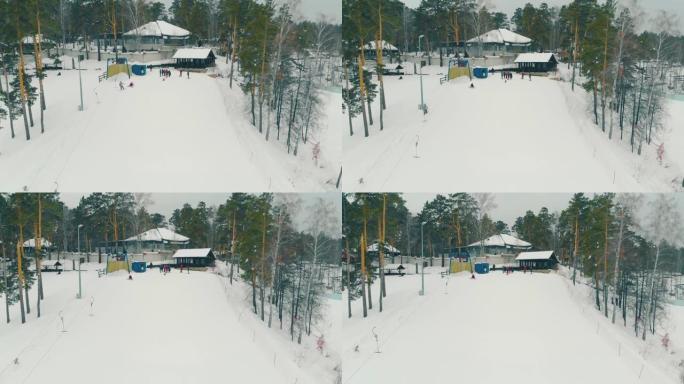 穿着滑雪服的人看着滑雪板滑下山坡