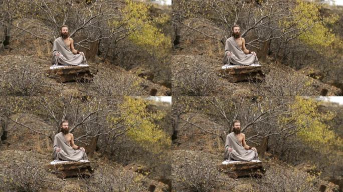 瑜伽士在秋天的山上冥想