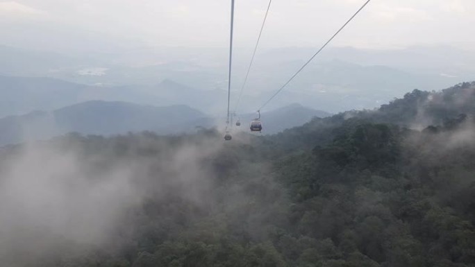 越南范西潘传奇的雾缆车视图