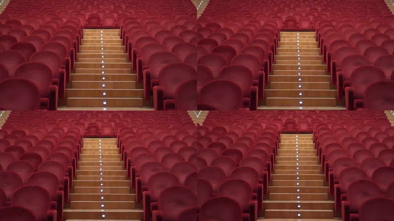 带红色椅子的空剧院
