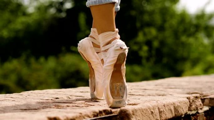 现代女芭蕾舞演员的脚在脚尖上跳舞。4K