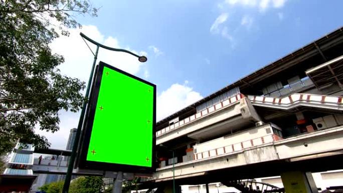 高清素材空白广告广告牌，带绿屏，用于地铁站的产品展示。