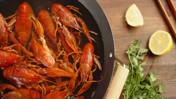 用热蒸汽在沸水中烹饪小龙虾。