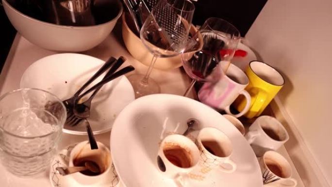 白色桌子上的脏陶器，配有装饰咖啡杯