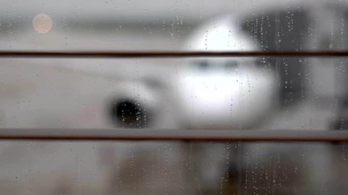 机场航站楼窗口的飞机停放前视图-4k视频