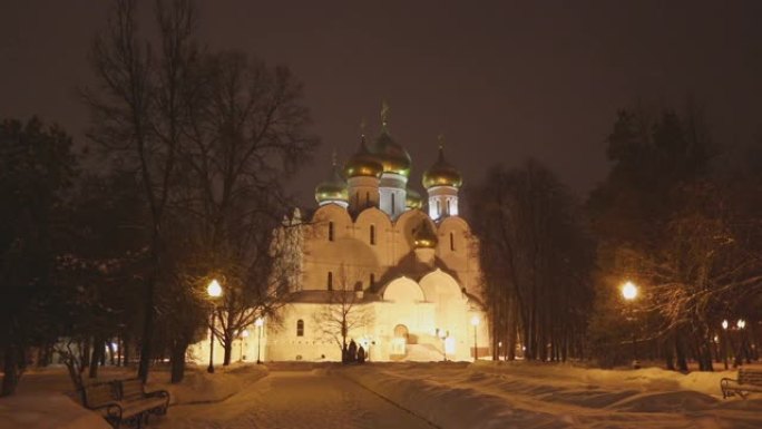 俄罗斯雅罗斯拉夫尔1210年代初用石头建造的圣母升天大教堂的落雪夜景
