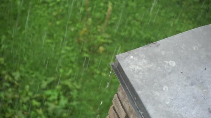 雨水落在房子屋顶的排水沟上。高度。