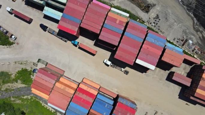 从工业区高度看全景俯视图，集装箱仓库系统网络领先的货物集装箱在工厂进出口。