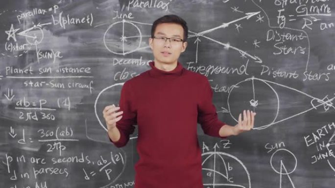 亚洲物理学家在黑板上做演讲