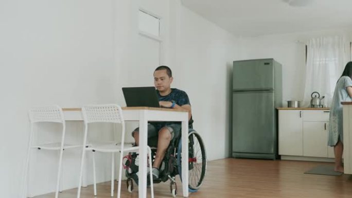 在家工作的轮椅自由职业者-库存视频