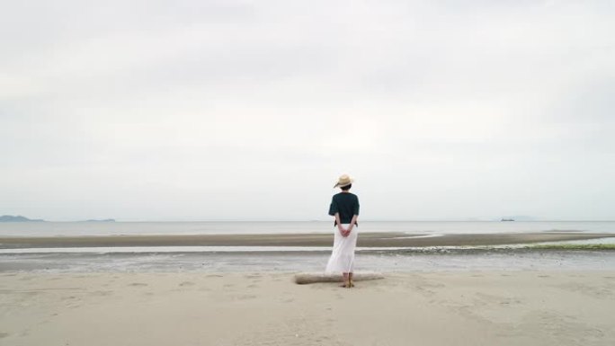 海滩上的日本女人夏日风光城市美景旅行摄影