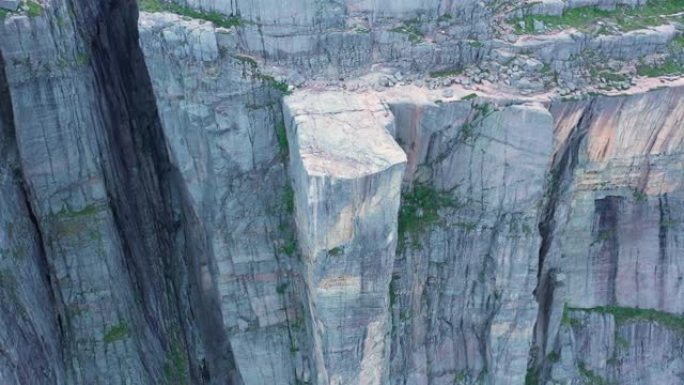 飞越著名的Preikestolen，Pulpit Rock，挪威