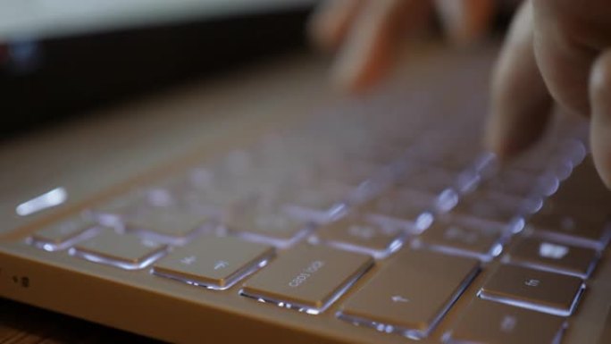 电脑黑客键入代码病毒电脑在键盘上深夜工作。男人向社交网络写信息。记者在媒体上写文章。在笔记本电脑上工