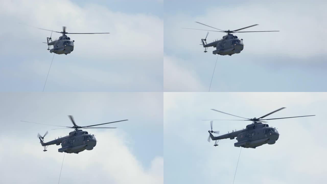 MI-14PŁ直升机在航展上展示救援行动