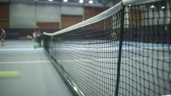 球场上网球设备的特写。运动、娱乐概念。黄色网球在白线旁边的粘土绿色蓝色球场上网击，有复制空间和软焦点