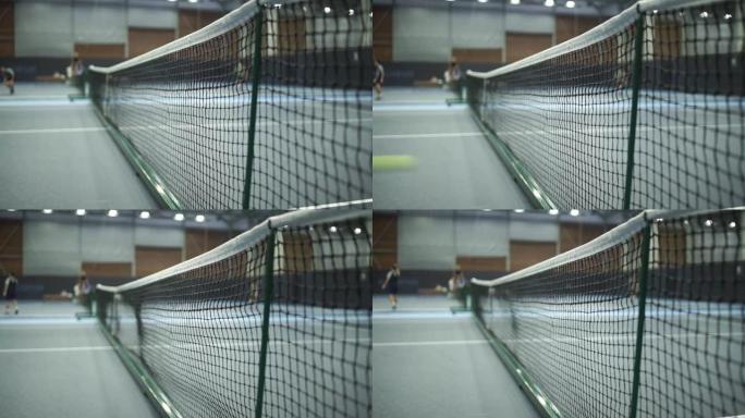 球场上网球设备的特写。运动、娱乐概念。黄色网球在白线旁边的粘土绿色蓝色球场上网击，有复制空间和软焦点