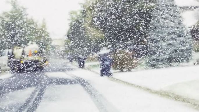 在第一场暴风雪期间在典型的北美郊区开车