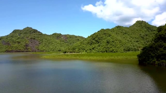 Flycam显示了带有岛屿和飞来飞去的遥远鸟类的海湾