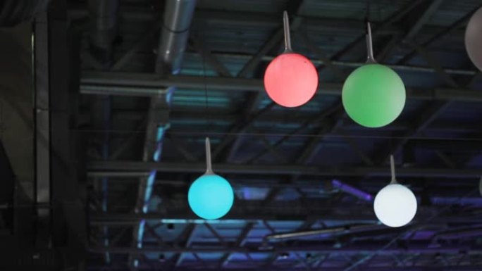 天花板上的彩色球。购物中心的装饰。