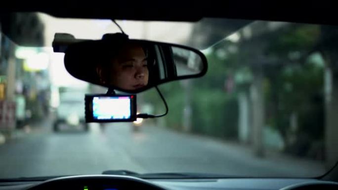 亚洲男子在城市开车