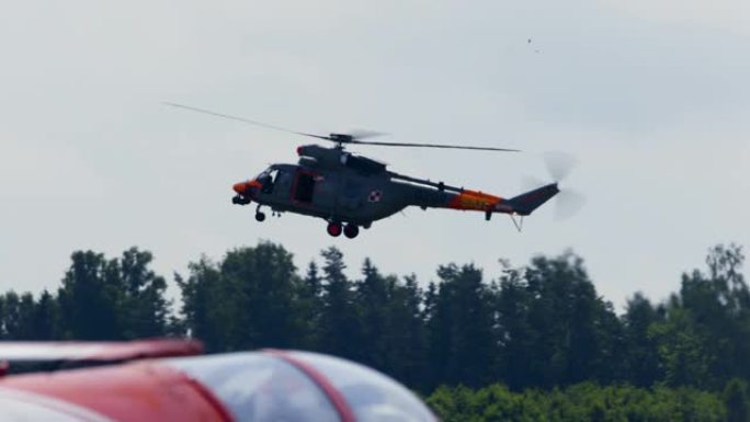 W-3T直升机在航展上展示救援任务