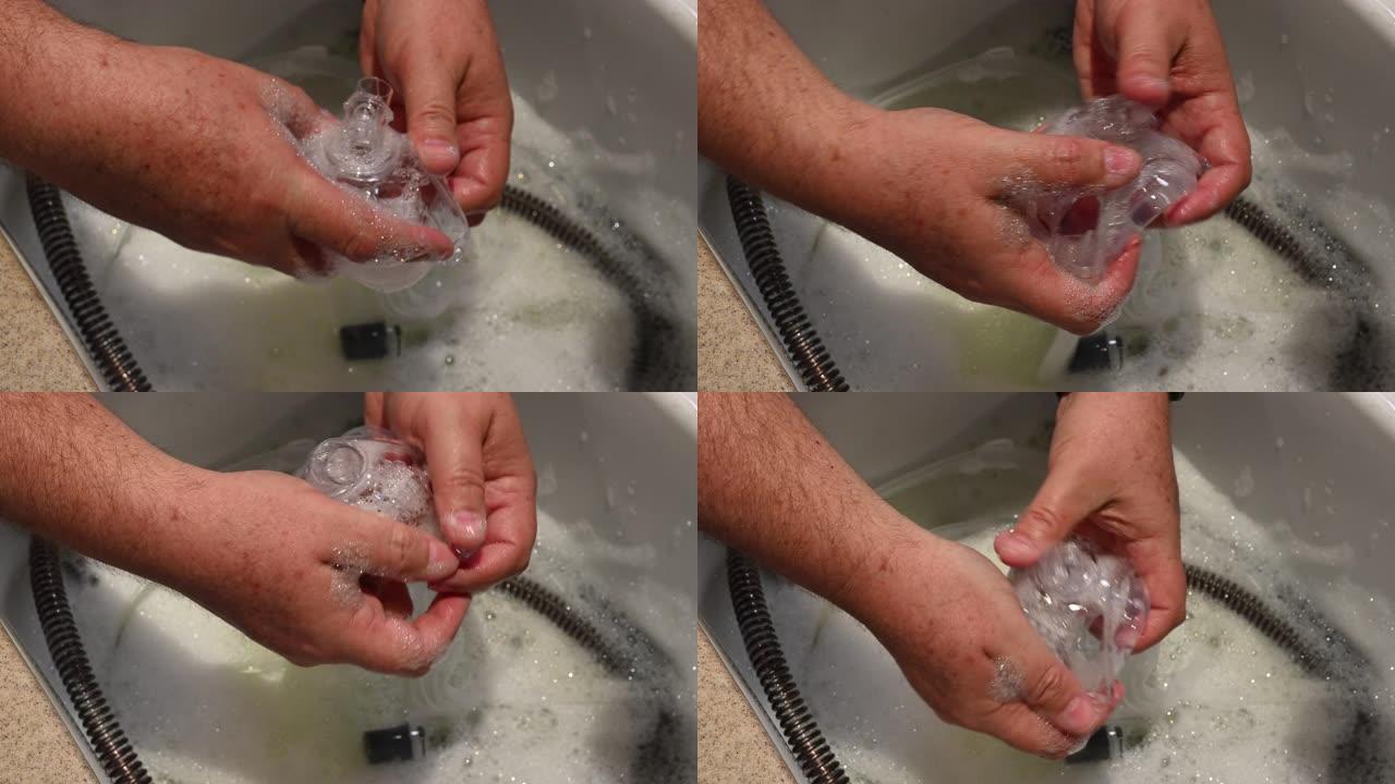 男性双手清洁CPAP鼻罩在水槽中。