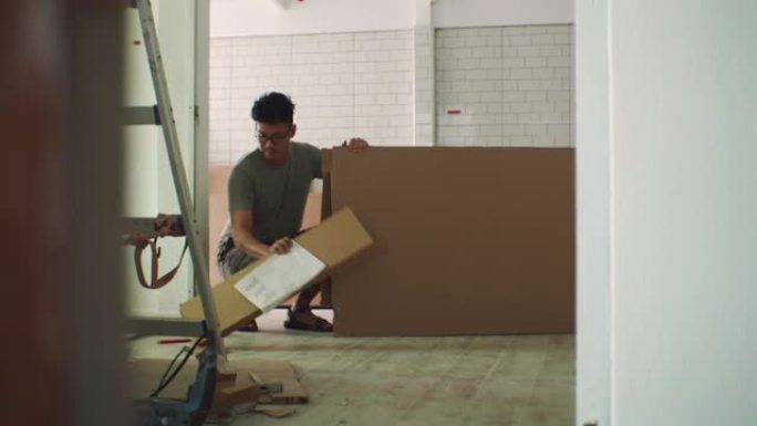 亚洲人有意制作一盒餐桌家具，以将其整合到他的新家中。