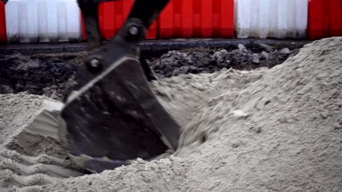 挖掘机铲斗挖掘地面的4k视图