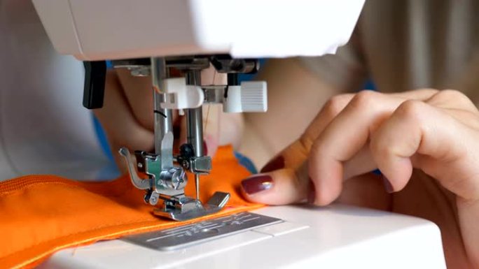 裁缝师在工作场所用机器缝制织物和拉链