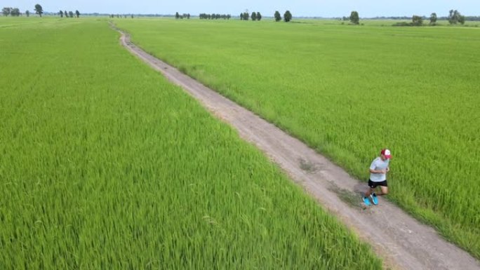亚洲青年体育男子跑步的鸟瞰图