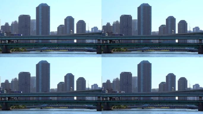 塔公寓和隅田河上的高架公路桥梁