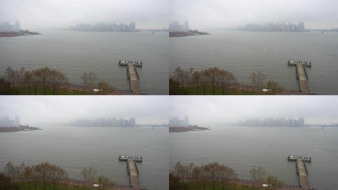 纽约，纽约/美国-2019年11月18日: 从自由岛观看。雾冷天的纽约城市景观