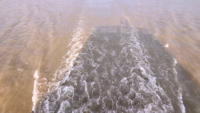 船尾带着船尾阴影航行，在上海黄浦江上行驶，4k镜头，慢动作。
