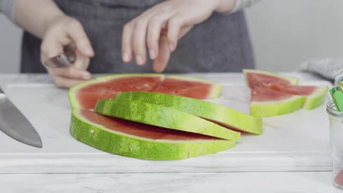 将红西瓜切成小块视频素材切菜工具切片切块