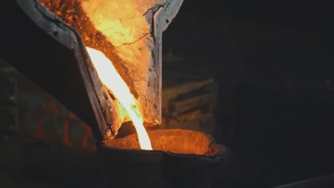 钢铁厂的一大碗熔融金属。钢铁产量。