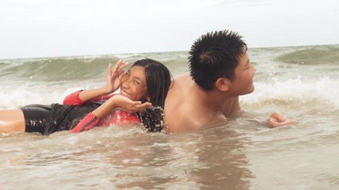 快乐的亚洲孩子在泰国华欣海滩玩得开心，度假生活方式理念。
