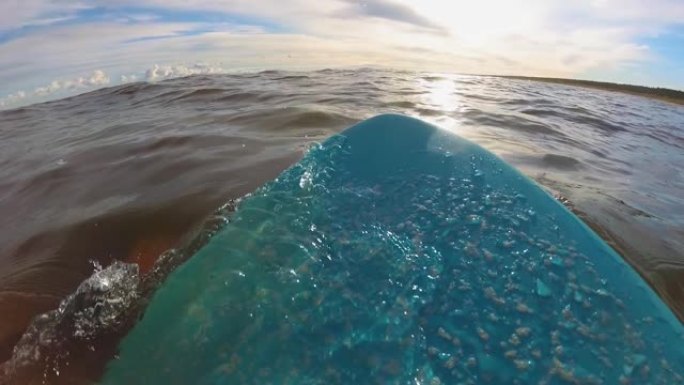 冲浪者在日出时在波罗的海海浪上划水POV慢动作
