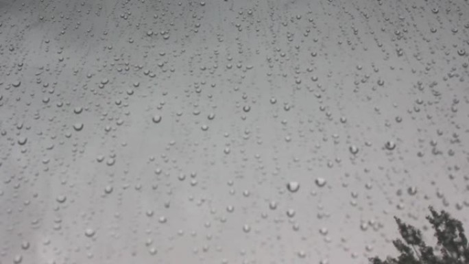 雨天，水滴在玻璃上