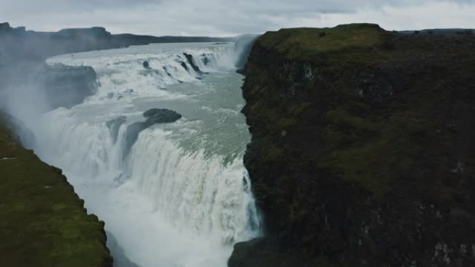冰岛的标志性古尔福斯瀑布