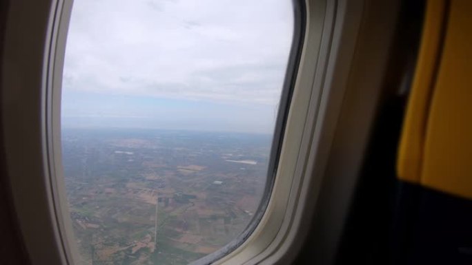 4K.前排座椅透过飞机窗户看到的领域